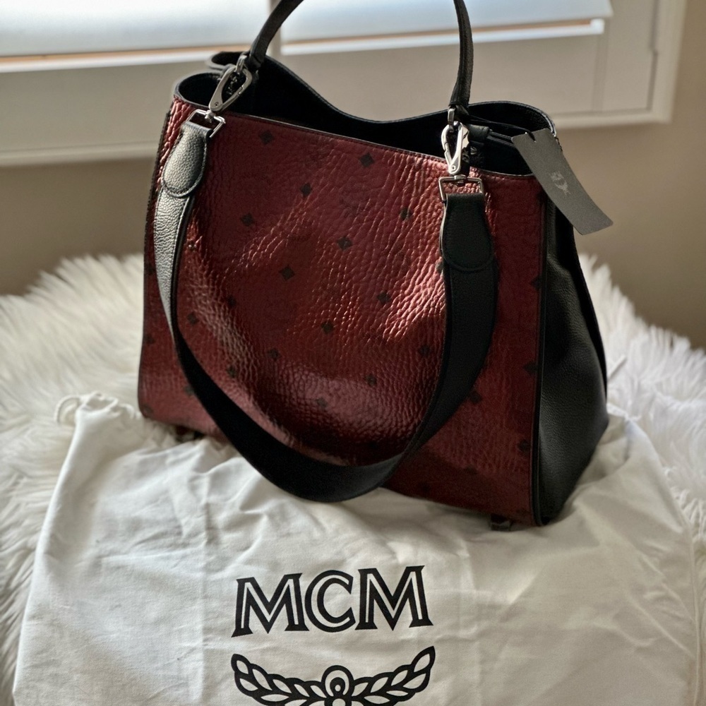MCM Metallic Corina Medium Shoulder Bag in Scooter Red. Price firm. - Picture 13 of 13